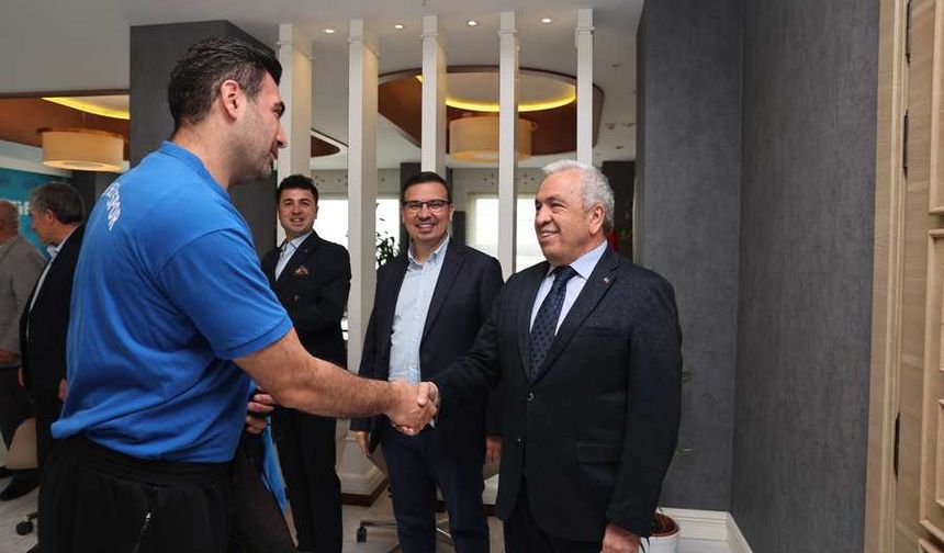 Nilüfer Hentbol Takımı’ndan Şadi Özdemir’e teşekkür ziyareti