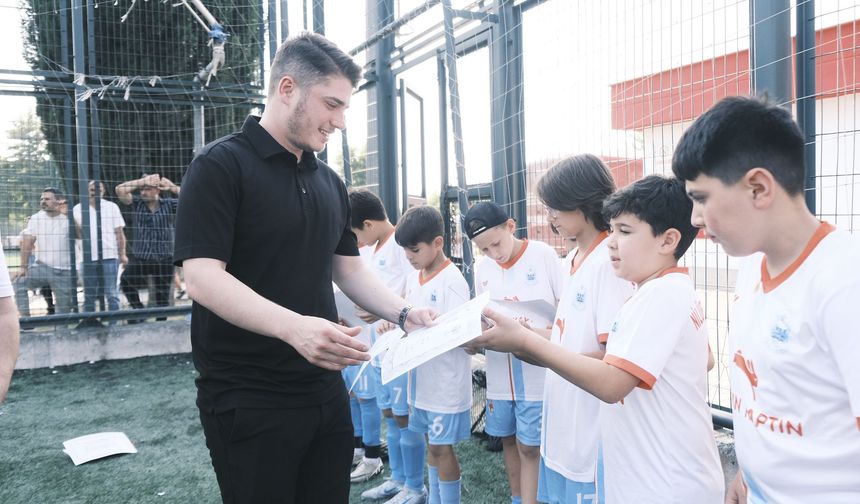 Minik futbolculara sertifikalarını Kaan Gürbüz takdim etti