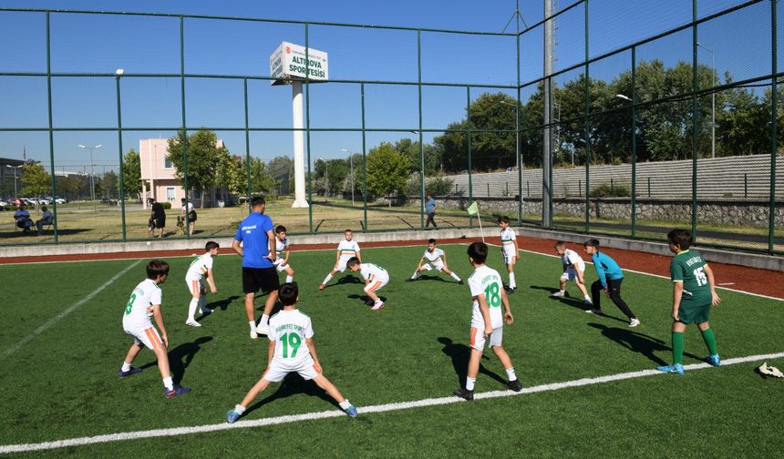 Küçük kramponlar sahada: Osmangazi'de minik futbol şöleni
