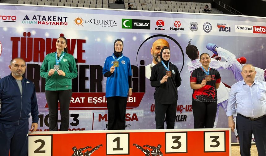 Bursa Büyükşehirli karateciler Manisa'dan 8 madalya ile döndü