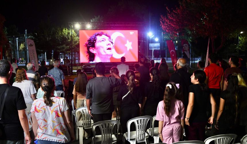 Osmangazi’de binlerce kişi Yunanistan galibiyetini dev ekranda izledi