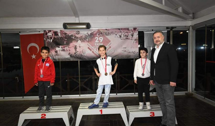 Osmangazi satranç turnuvasında ödüller sahiplerini buldu