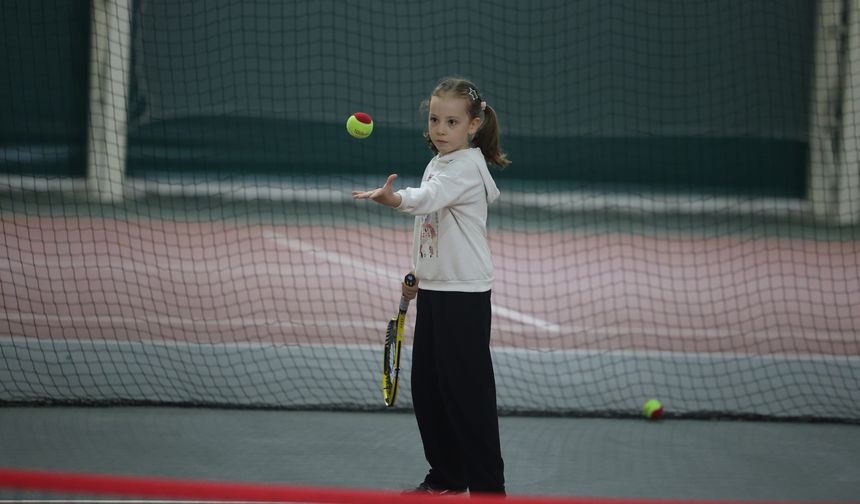 Kış Spor Okulları’nda ikinci dönem tamamlandı çocuklar sertifikalarını aldı