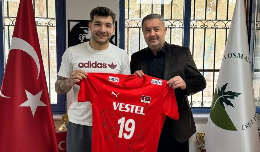 A Milli voleybolcu Berkay Bayraktar’dan Osmangazi Belediyespor’a ziyaret