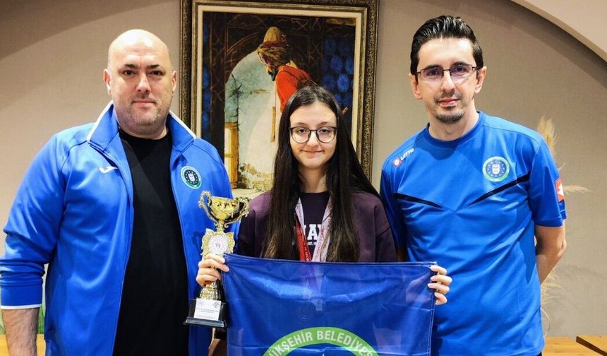 Büyükşehirli satranççılar Yalova’da kürsüye çıktı