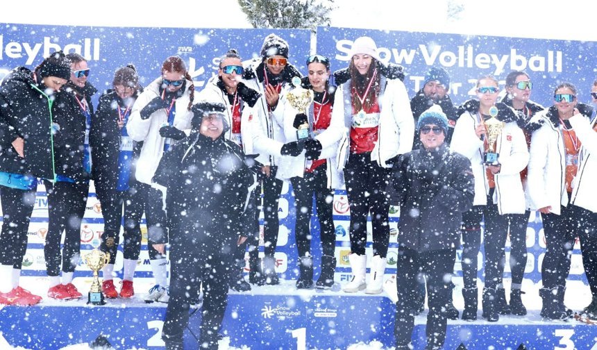 Uludağ’da kar voleybolu şöleni sona erdi