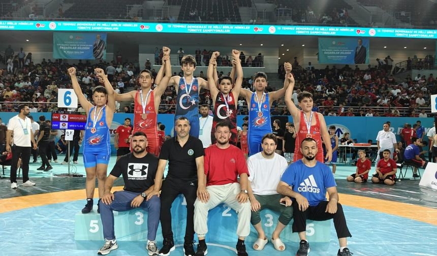 Bursa Büyükşehir Belediyesporlu güreşçilerden 14 madalya